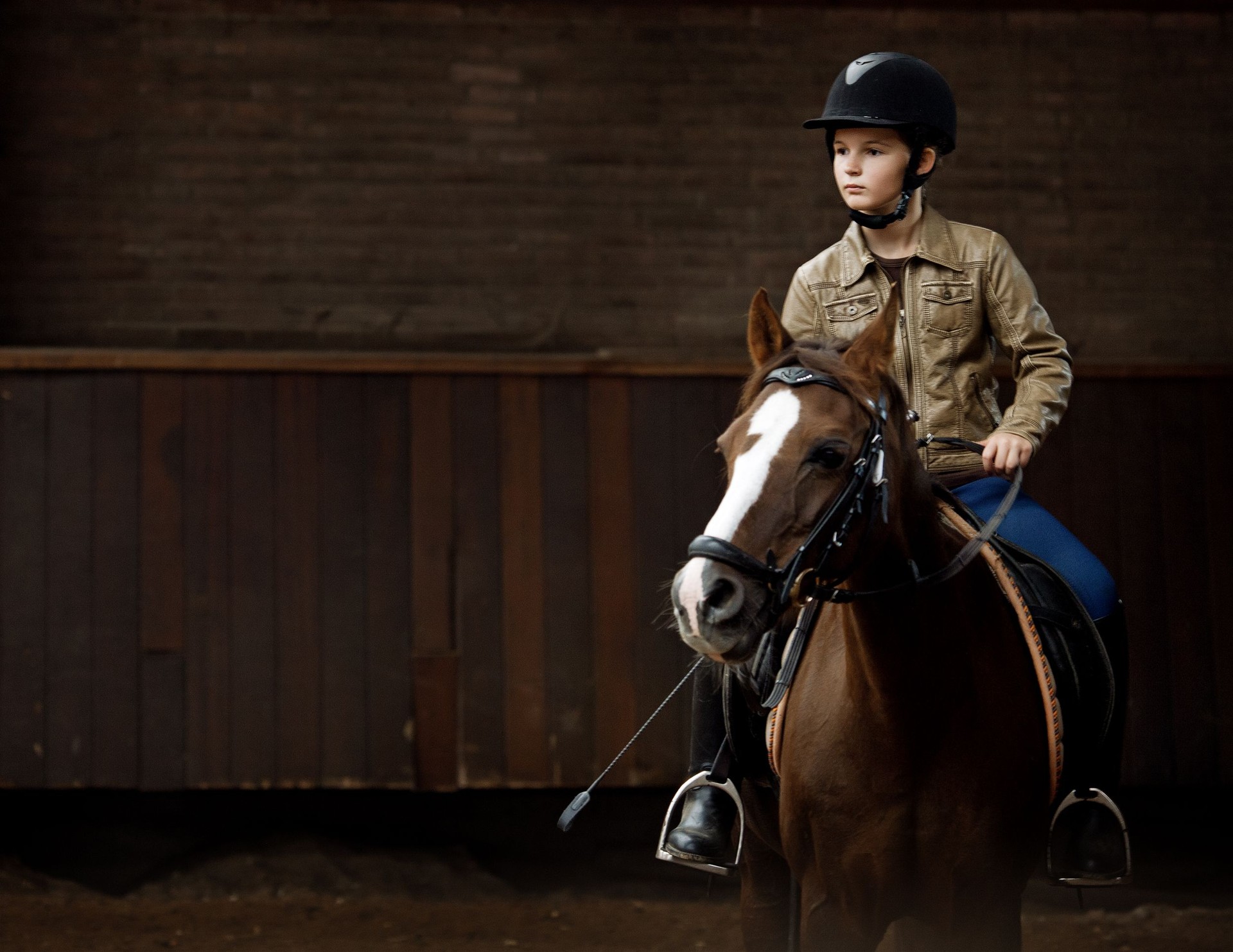 Ragazza a cavallo di equitazione
